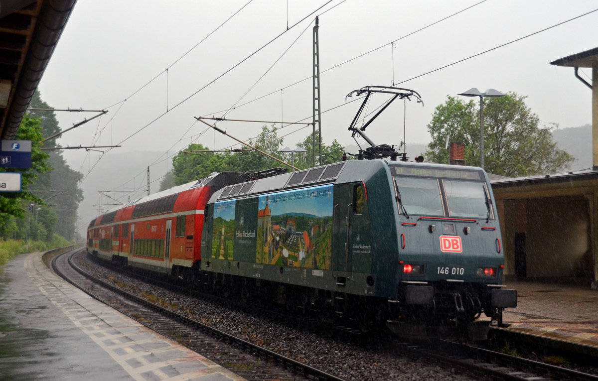 Am verregneten Vormittag des 17.06.16 verlässt 146 010 mit ihrer S1 nach Meißen den haltepunkt Stadt Wehlen.