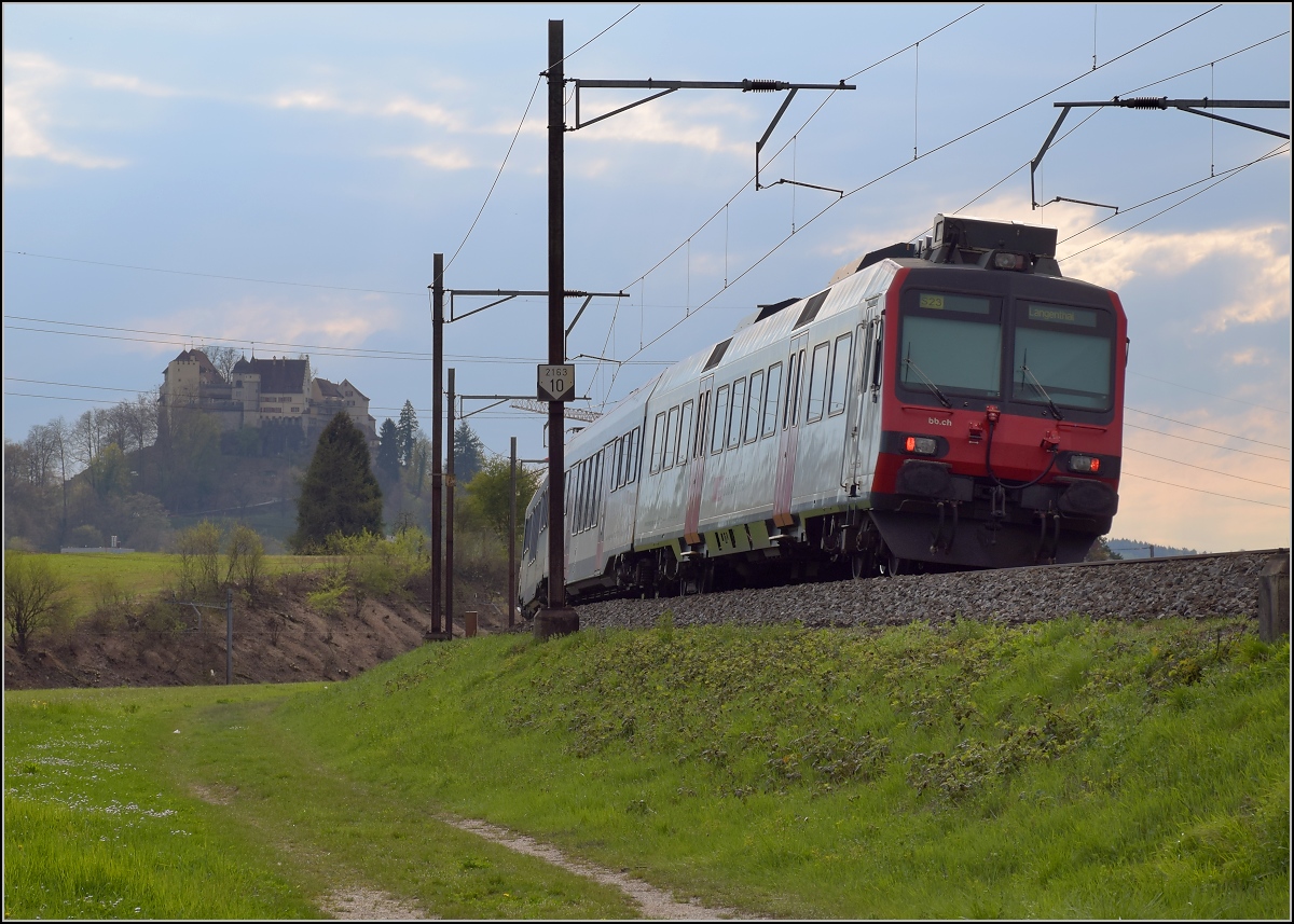 Am vielbefahrenen Gleisdreieck Othmarsingen fhrt der Domino RBDe 560 037-4 vor der Kulisse des Lenzburger Schlosses vorber. April 2017.