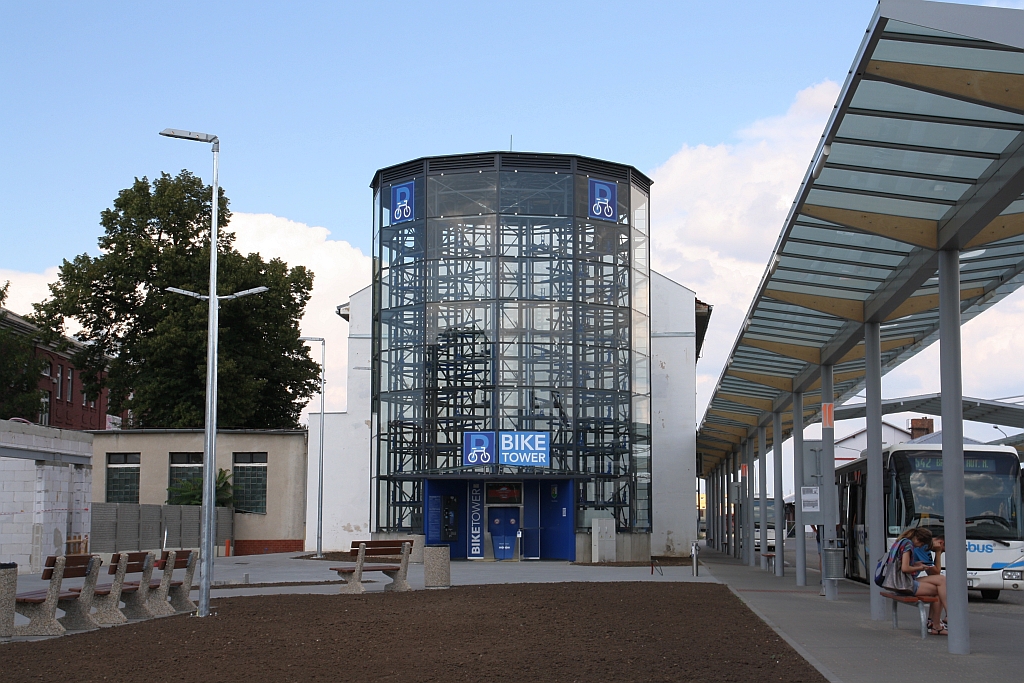 Am Vorplatz des Bahnhofs Breclav gleich beim Busbahnhof wurde dieser  Bike Tower  errichtet. Bild vom 28.Juli 2018.