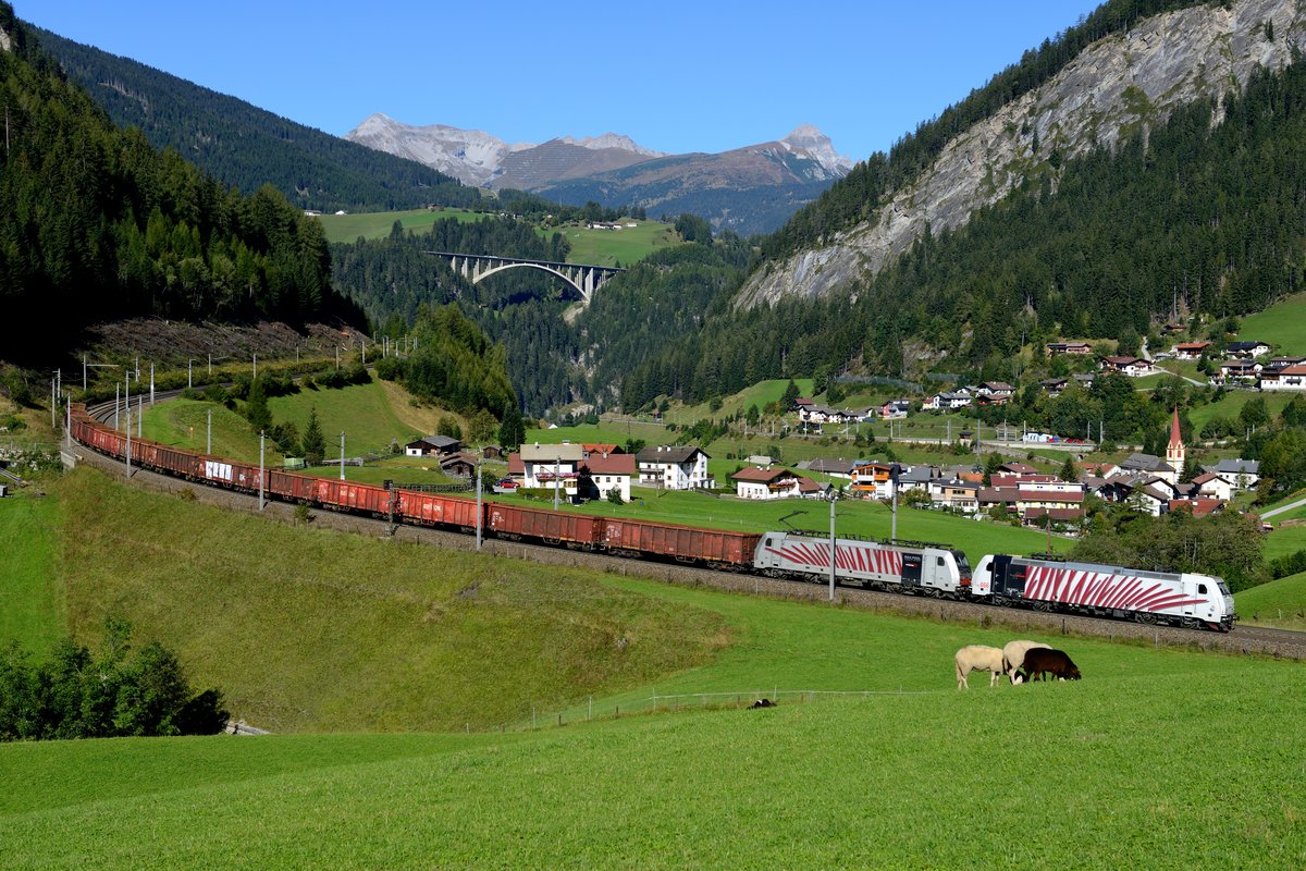 Am Vortag war sie noch allein vor dem  Schrott-Zug . Am 25. September 2013 hatte das  Teufels-Zebra  von Lokomotion, die 185 666, Verstärkung in Form von 186 285 dabei, um ihren EUC 44126 nach München Nord zu befördern. Aufnahmeort war St. Jodok am Brenner.