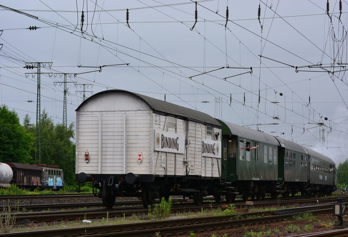 Am Zugschluss des Sonderzuges der Historische Eisenbahn Frankfurt e.V. hing  ein Gms mit Werbung für die Binding Brauerei.

Koblenz Lützel 17.06.2017