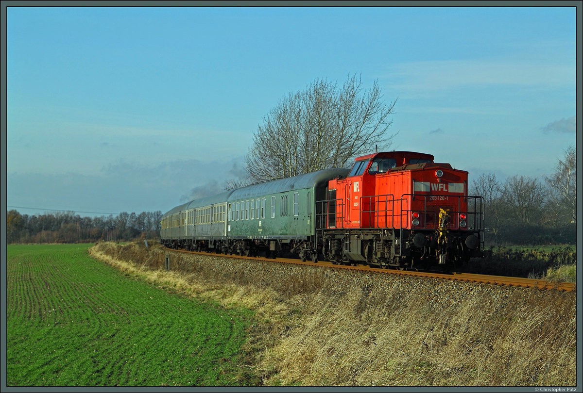 Am Zugschluss eines Sonderzuges nach Leipzig rollt am 06.12.2015 die WFL-Lok 203 120-1 mit. Hier ist der Zug zwischen Grimma und Großsteinberg unterwegs.