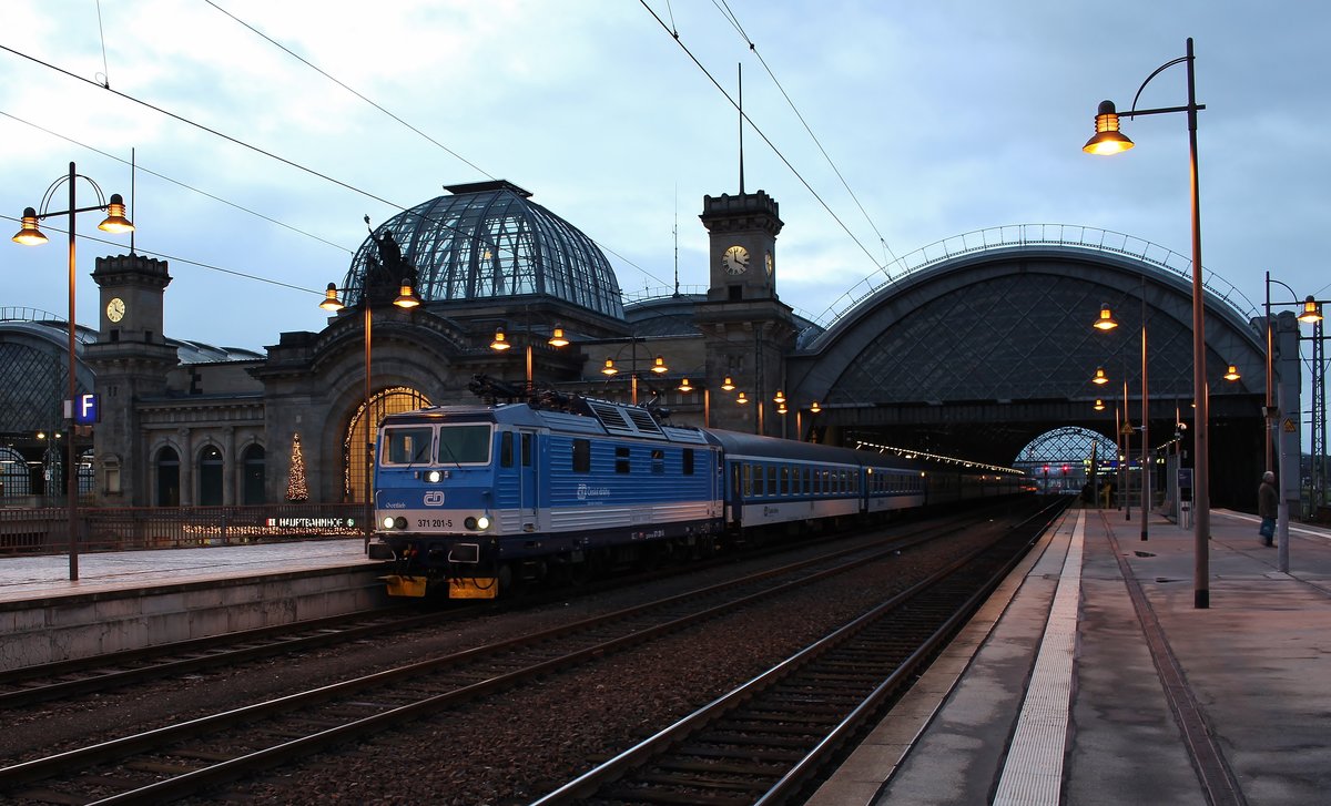 An den Adventwochenenden fährt die České dráhy einen OS von Ústí nad Labem nach Dresden. Hier steht der RE/OS 5277 mit 371 201-5 in Dresden Hbf zur Abfahrt nach Ústí nad Labem bereit.