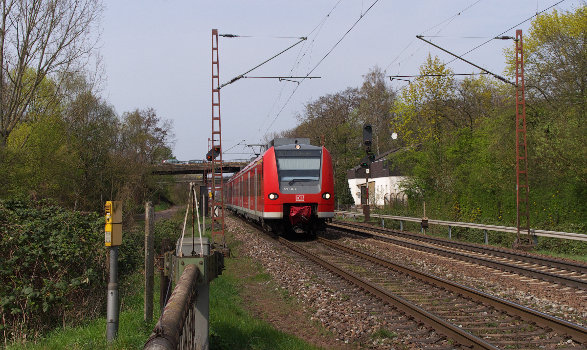 An der Anrufschranke in Saarlouis Roden bieten sich immer schöne Motive. Am 01.04.2014 ist 425 134 als RB von Trier - nach Homburg unterwegs und befindet sich hier auf halber Strecke zwischen Dillingen und Saarlouis. Im Hintergrund brausen die Autos auf der A8 über die Bahnstrecke. Bahnstrecke 3230 Saarbrücken - Karthaus.