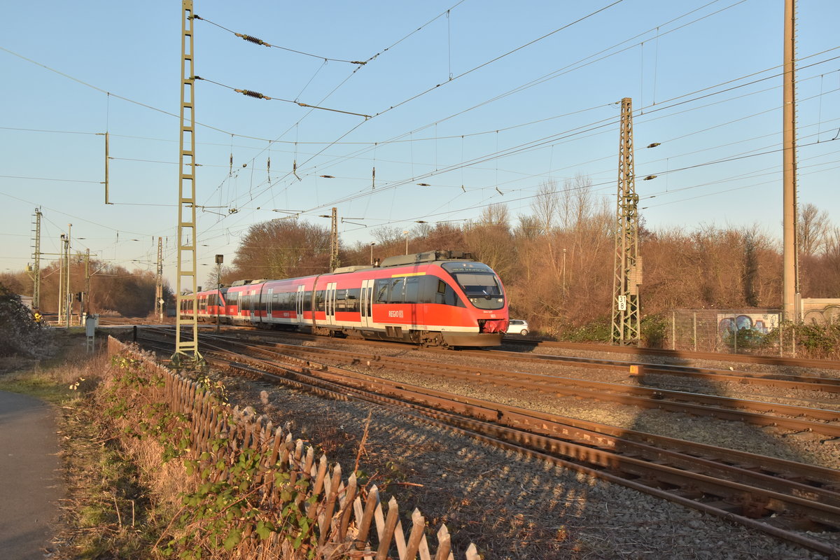 An der Bahnhofseinfahrt am BÜ Blumenstraße kommt am 14. Februar 2017 eine Doppeleinheit 644ziger als RB 38 Pendel zwischen Neuss Hbf und Grevenbroich in diesen
eingefahren.  