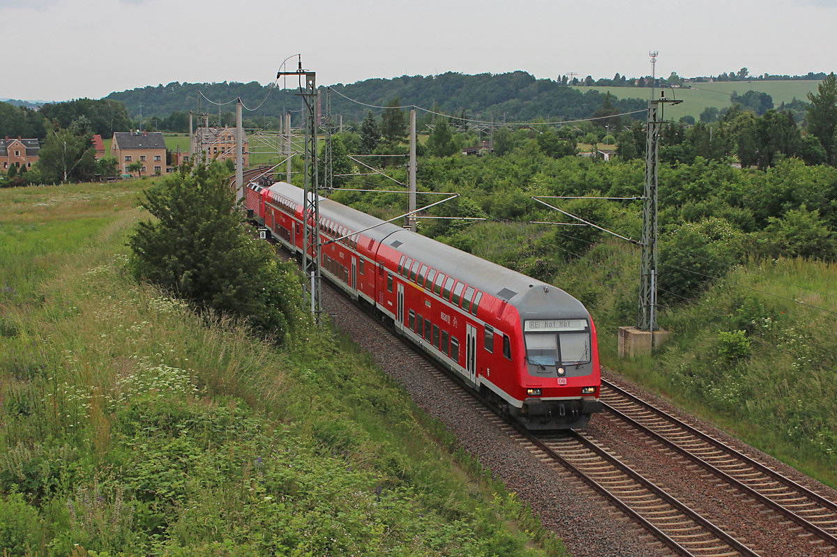 An dem Wochenende vom 11.06 zum 12.06 war der  kleine Fahrplanwechsel  bei der Bahn. Dies war gleichzeitig der letzte Einsatztag der DB Regio Südost auf der Franken-Sachsen-Magistrale von Dresden nach Hof. Dies ist gleichzeitig der letzte Einsatztag der BR 143 in Großteilen von Sachsen, nur noch bei dr S-Bahn in Dresden wird man Sie sehen können. Ab dem 12.06.2016 bedient die Leistungen des RE 3 (Dresden Hbf - Hof Hbf) und RB30 (Dresden Hbf - Zwickau (Sachs) Hbf) die Transdev Tochter MRB. Außerdem wurde die RB45 (Chemnitz Hbf - Riesa/Elsterwerda) ebenfalls an die MRB verloren.

Am 11.06.2016 hat der RE 4786 (Dresden Hbf - Hof Hbf) das Bogendreieck in Werdau passiert und ist auf den Weg seinen nächste Halt in Reichenbach(Vogtl) ob Bf zu absolvieren. Schublok ist die 143 885-0