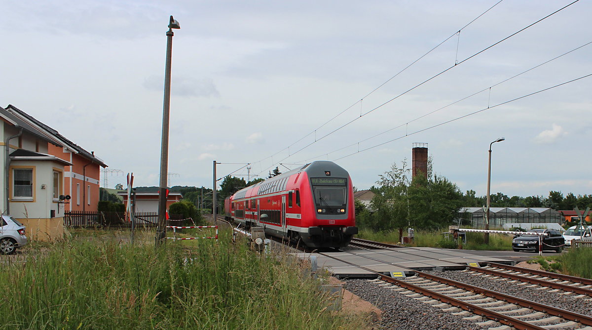 An dem Wochenende vom 11.06 zum 12.06 war der  kleine Fahrplanwechsel  bei der Bahn. Dies war gleichzeitig der letzte Einsatztag der DB Regio Südost auf der Franken-Sachsen-Magistrale von Dresden nach Hof. Dies ist gleichzeitig der letzte Einsatztag der BR 143 in Großteilen von Sachsen, nur noch bei dr S-Bahn in Dresden wird man Sie sehen können. Ab dem 12.06.2016 bedient die Leistungen des RE 3 (Dresden Hbf - Hof Hbf) und RB30 (Dresden Hbf - Zwickau (Sachs) Hbf) die Transdev Tochter MRB. Außerdem wurde die RB45 (Chemnitz Hbf - Riesa/Elsterwerda) ebenfalls an die MRB verloren.

Am 11.06.2016 kommt die RB 26922 (Dresden Hbf - Zwickau (Sachs) Hbf) durch den Block in Niederhohndorf gefahren, Schublok ist die 143 831-6. Ein freundlichen Gruß an den Tf zurück