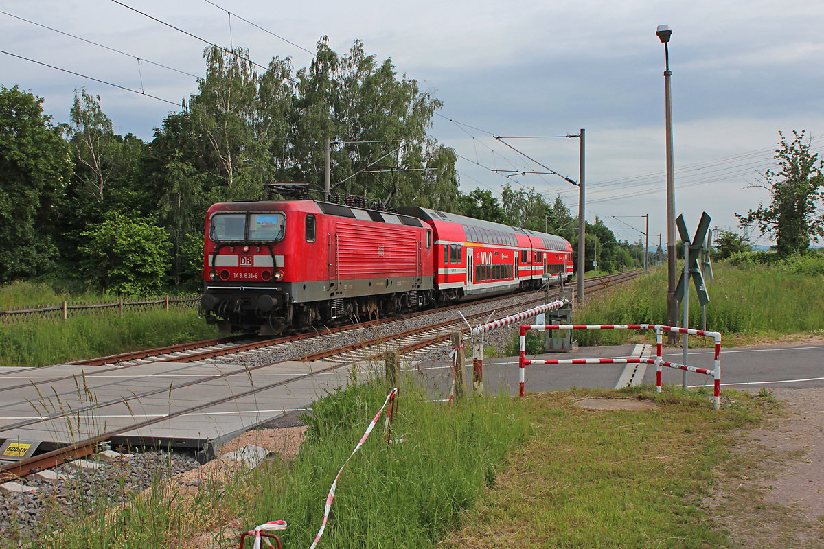 An dem Wochenende vom 11.06 zum 12.06 war der  kleine Fahrplanwechsel  bei der Bahn. Dies war gleichzeitig der letzte Einsatztag der DB Regio Südost auf der Franken-Sachsen-Magistrale von Dresden nach Hof. Dies ist gleichzeitig der letzte Einsatztag der BR 143 in Großteilen von Sachsen, nur noch bei dr S-Bahn in Dresden wird man Sie sehen können. Ab dem 12.06.2016 bedient die Leistungen des RE 3 (Dresden Hbf - Hof Hbf) und RB30 (Dresden Hbf - Zwickau (Sachs) Hbf) die Transdev Tochter MRB. Außerdem wurde die RB45 (Chemnitz Hbf - Riesa/Elsterwerda) ebenfalls an die MRB verloren.

Am 11.06.2016 durchfährt die geschmückte 143 831-6 mit der RB 26929 (Zwickau (Sachs) Hbf - Dresden Hbf) den Block in Niederhohndorf. Ein freundlichen Gurß zurück an den Tf.