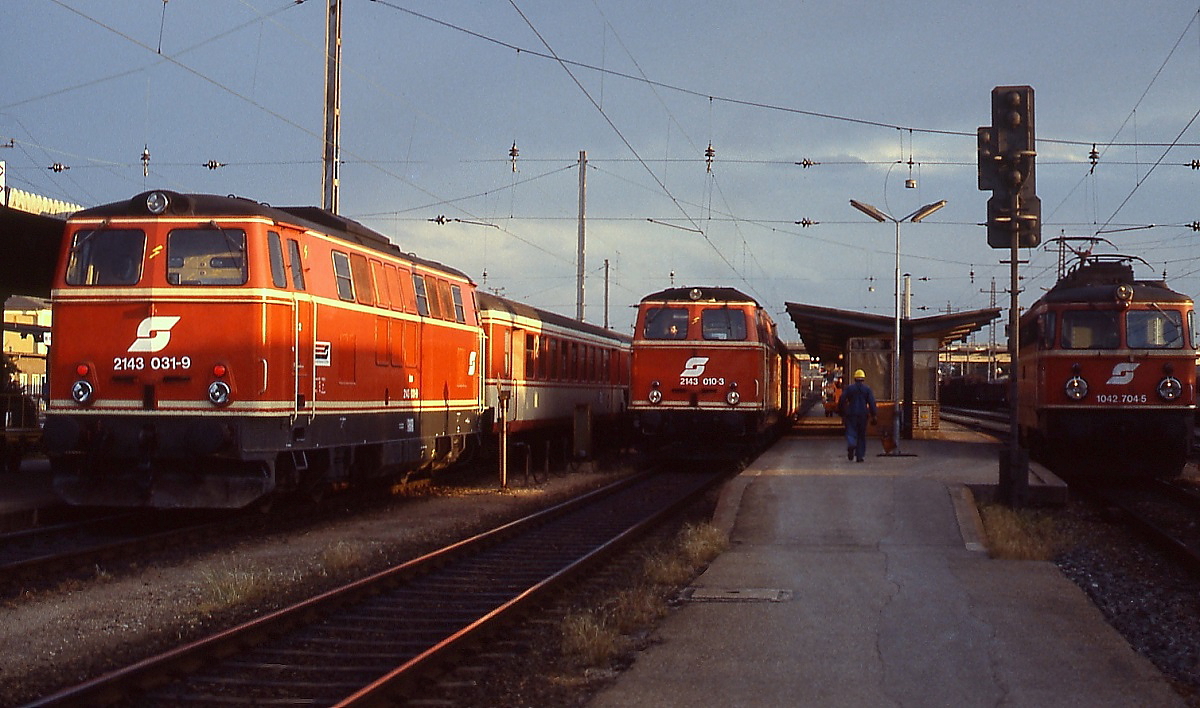An einem Juniabend 1987 treffen sich 2143 031-9, 2143 010-3 und 1042 704-5 im Bahnhof Wiener Neustadt