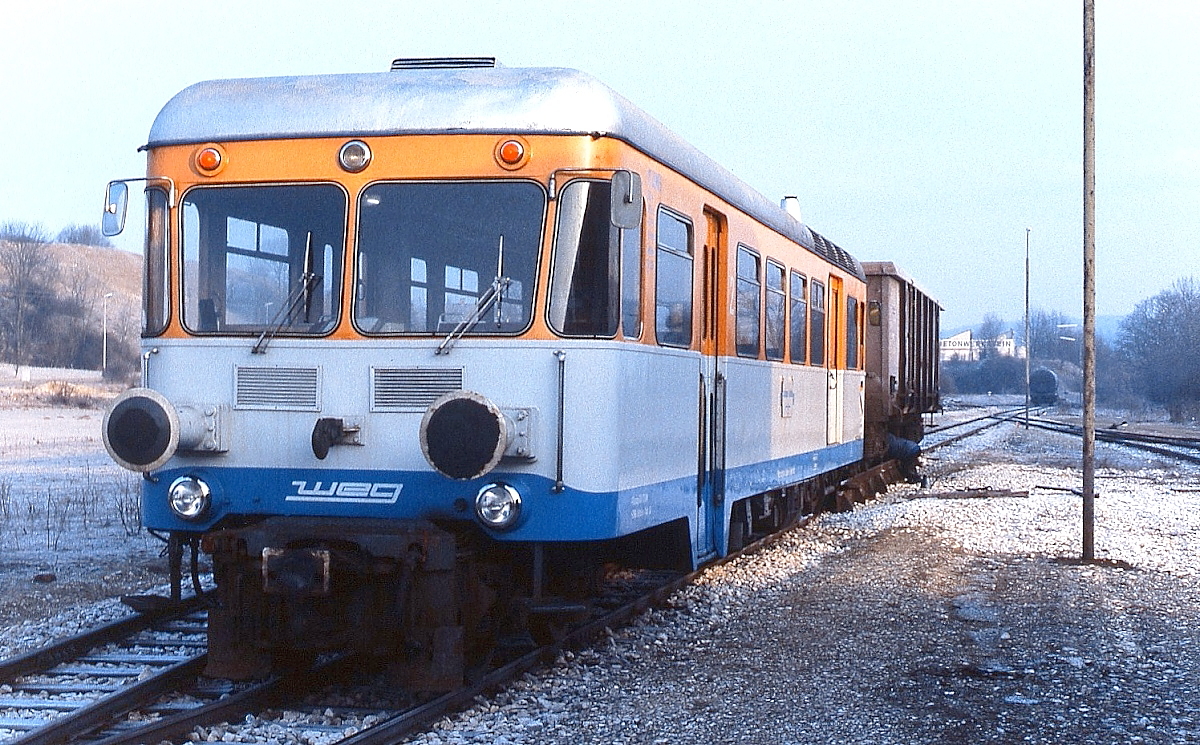 An einem kalten Februarmorgen 1985 steht der T 31 der Schmalspurbahn Amstetten - Laichingen an der Rollbockgrube in Laichingen. Der dahinter befindliche O-Wagen wird gerade angekuppelt. Etwa ein halbes Jahr später, am 31.08.1985, wurde der Personenverkehr und kurz danach am 14.09.1985 der Güterverkehr eingestellt.
