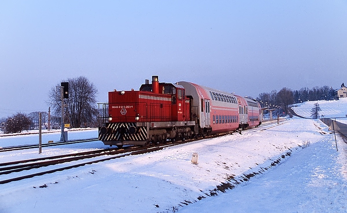 An einem kalten Februartag 2004 verlässt 9845 0 015 001-1 mit einer Doppelstockgarnitur den Bahnhof St. Martin im Sulmtal