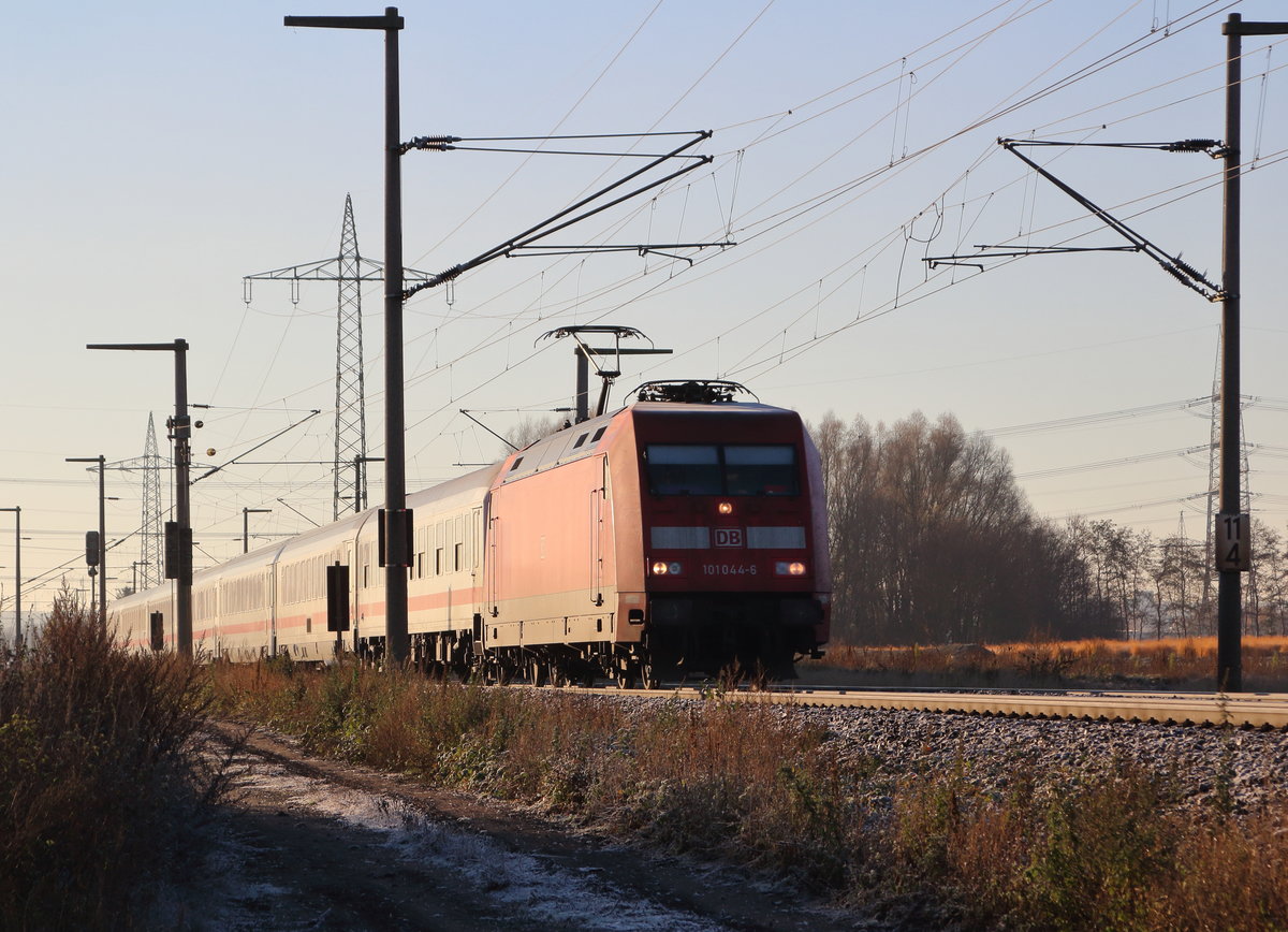 An einem kalten Novembermorgen fährt 101 044-6 mit dem IC 2204 (Koblenz Hbf - Emden Hbf) am Fotografen vorbei.

Brühl, 29. November 2016