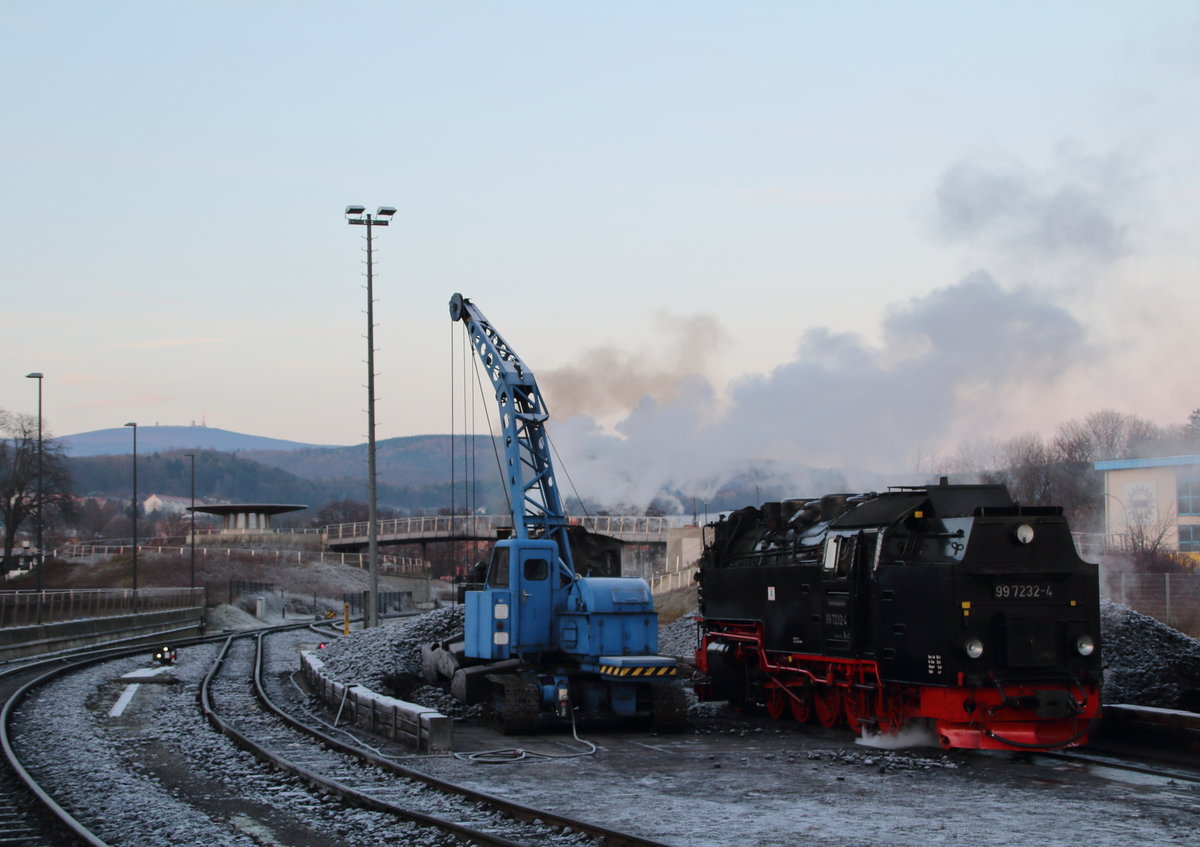 An einem kalten Wintermorgen wird 99 7232 fertig gemacht für die Bergfahrt, das Ziel ist schon in Sicht. 

Wernigerode, 17. Dezember 2016