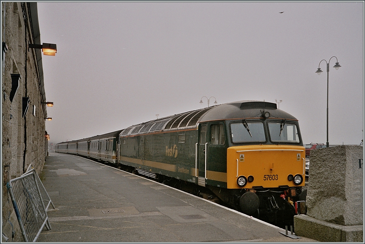 An einem nebligen Morgen steht die First Great Western CC 57603 mit ihrem Nachtschnellzug aus London in Penzance. 
(Analoges Foto)
April 2004