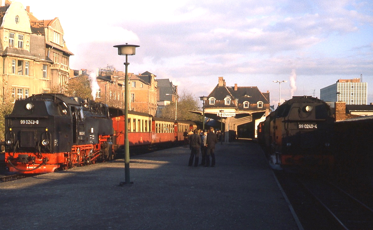 An einem Oktobernachmittag 1980 warten 99 0243-8 und 99 0240-4 im Bahnhof Nordhausen auf Fahrgäste. Zu diesem Zeitpunkt besaßen die Lokomotiven eine Ölfeuerung.