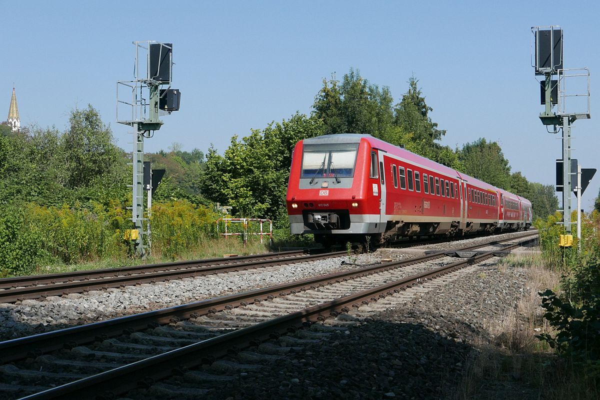 An einem zwischen Warthausen und Biberach (Riß) liegenden und nicht durch Drehkreuze gesicherten Bahnübergang für Fußgänger befindet sich IRE 63596, geführt von 611 045, auf der Fahrt von Ulm nach Ravensburg, wo am 05.09.2018 baustellenbedingt die Fahrt enden wird.