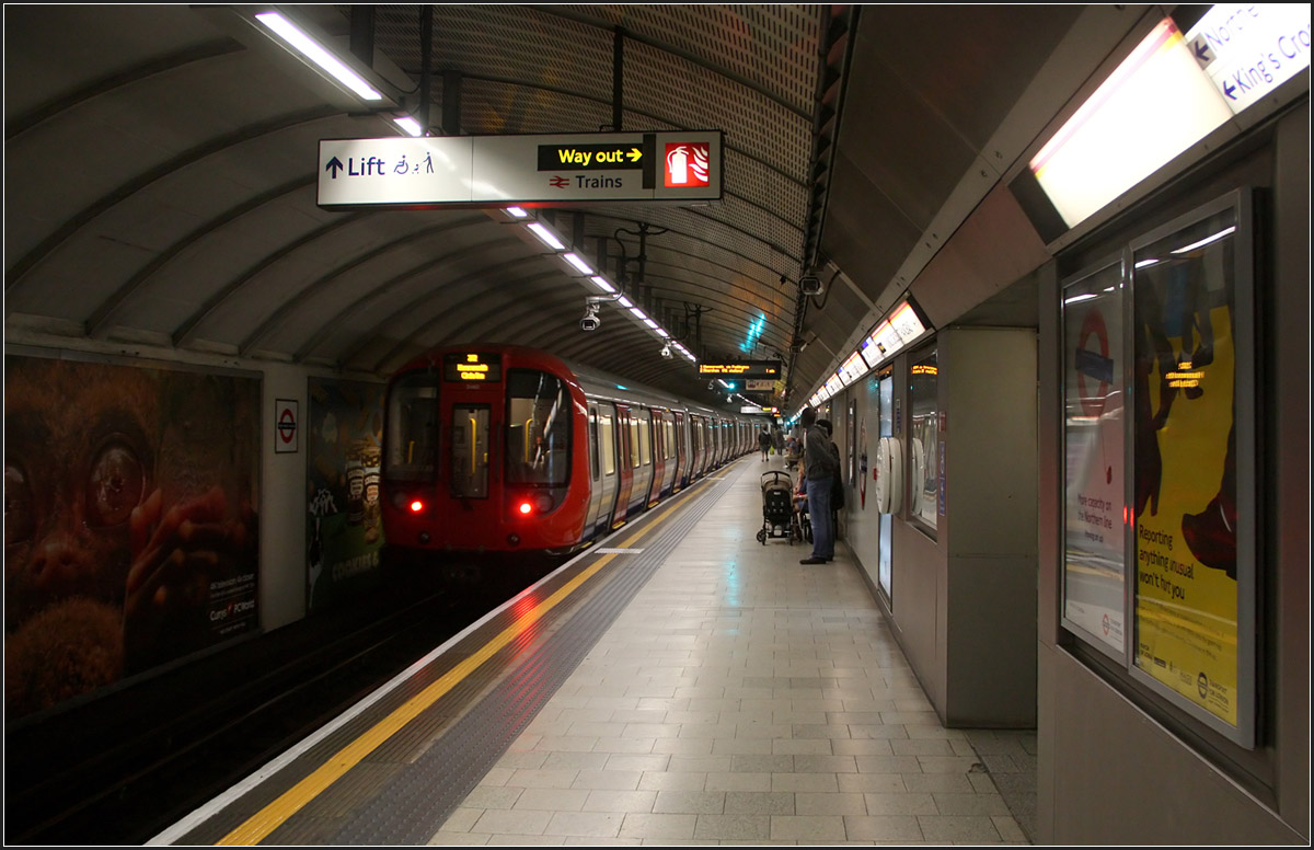An der ersten U-Bahnstrecke der Welt -

Der Bahnhof King's Cross St. Pancras liegt an der ältesten U-Bahnstrecke der Welt von 1863. Der ursprüngliche Bahnhof lag weiter östlich im offenen Einschitt und wurde 1941 an diese Stelle verlegt mit besseren Verknüpfungen zu den anderen Underground-Linien.

28.06.2015 (M)