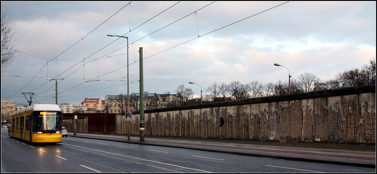 An der Mauer entlang -

Eine Flexity Berlin-Tram passiert in der Bernauer Straße einen Rest der Berliner Mauer.

Unser Bild Nr. 3000

25.02.2016 (M)