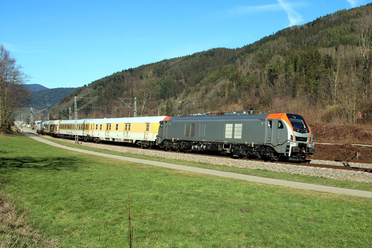 An meinem Standartmotiv konnte nach dem Nahverkehr (RE der Schwarzwaldbahn und der Hornberg-Pendel der SWEG) die Fuhre ein letzes Mal als Mess ST 92085 auf dem Weg nach St. Georgen aufgenommen werden (14.02.2019).