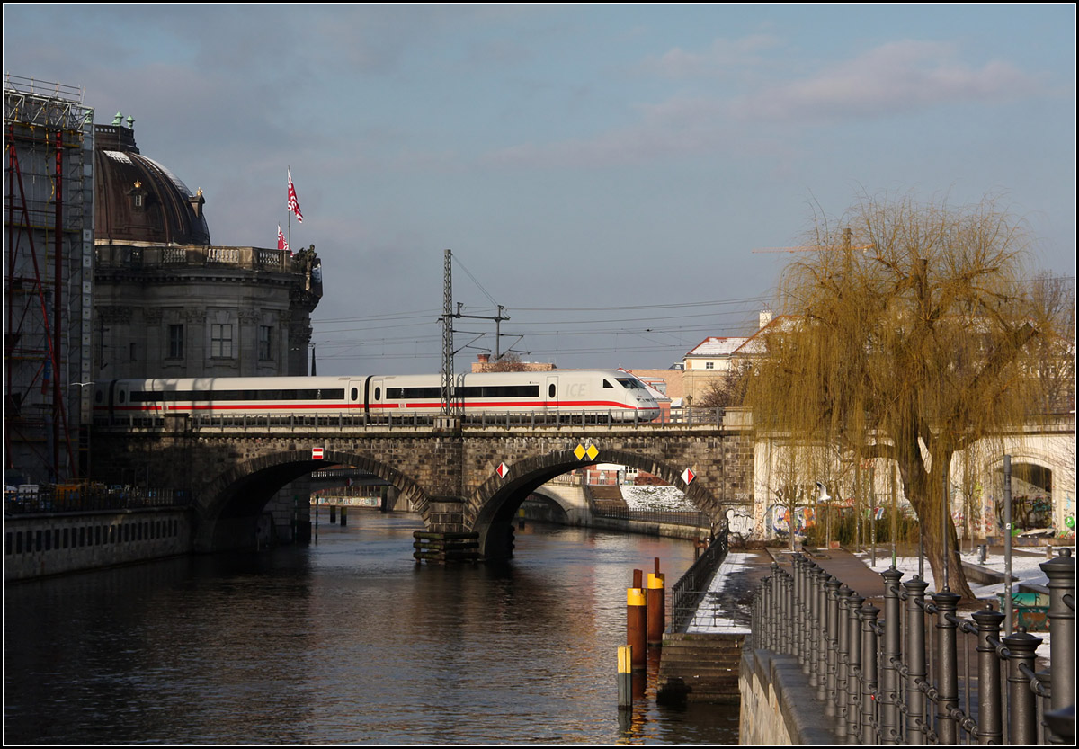 An der Museumsinsel -

Ein ICE 2 auf der Berliner Stadtbahn überquert die Spree.

25.02.2016 (M)