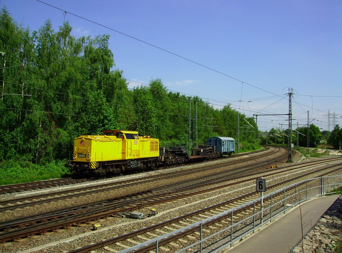 An der Nordöstlichen Ausfahrt des Karlsruher Güterbahnhof war am 25.04.2014 dieses interressante Gespann aus 203 316, einem Schwerlasttragwagen und einem alten türkisenem Bahndienstbegleitwagen unterwegs zum Gleisbauhof bzw. Gleisjochverladeplatz von DB Netz.