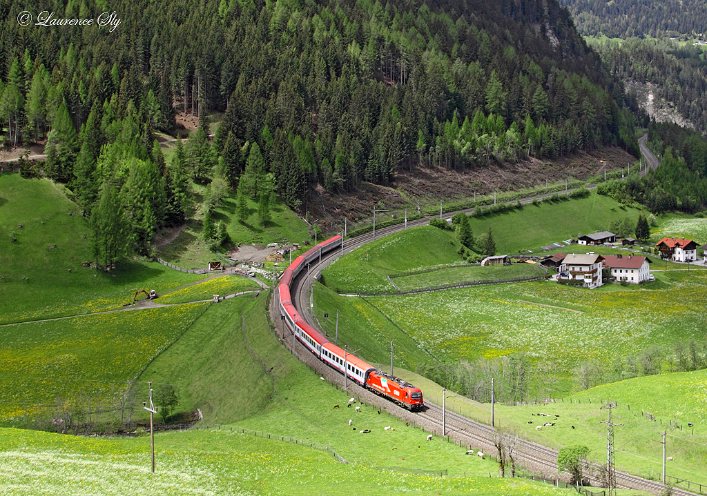 An OBB class 1216 (E190) heads north past St Jodok whilst working Euro City 88, 0904 Verona P.N-Munich, 23 May 2013