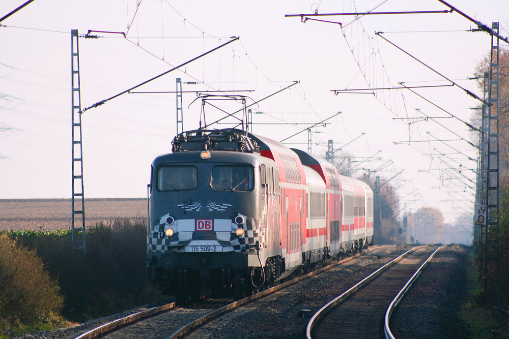 An der östlichen Einfahrt des Bahnhofs Rommerskirchen wurde 115 509 mit einem PbZ abgelichtet.
Aufnahmedatum: 20. November 2011