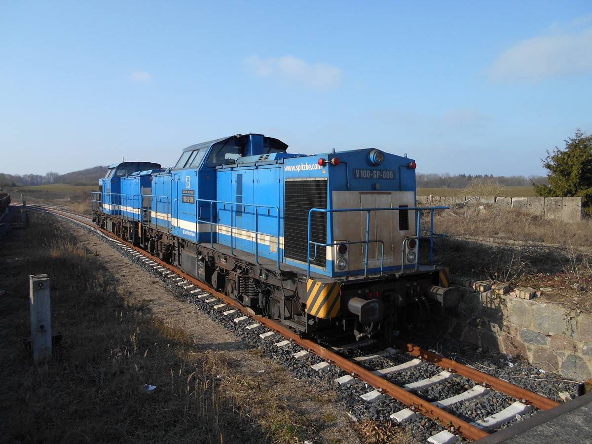 An der Rampe in Möllenhagen standen,am 17.Februar 2019,die Spitzke V100-SP-006 und die V100-SP-010.