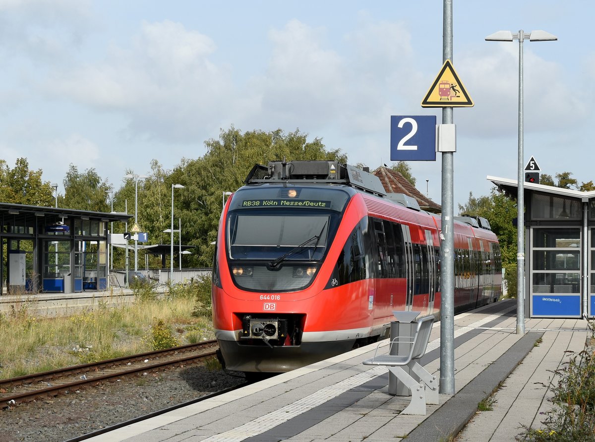 An seiner End- und Anfangsstation in Bedburg/Erft ist der 644 016 am Bahnsteig 2 zusehen am Mittwoch den 3. Oktober 2018 