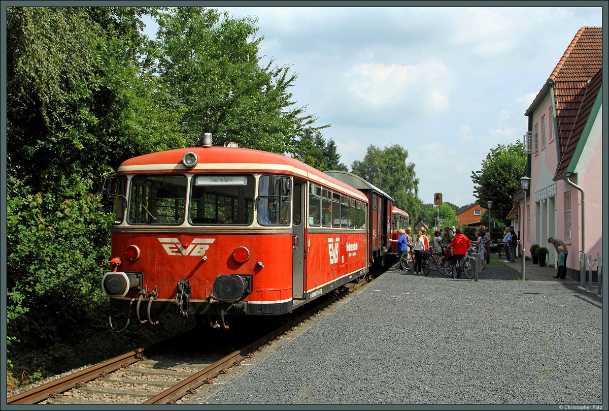An den Sommerwochenenden verkehrt auf der Strecke Bremen - Bremervörde - Stade der Moorexpress als Ausflugszug. Zwischen den Uerdinger Schienenbussen 116 (996 777-8) und 169 (796 828-6) der EVB ist ein gedeckter Güterwagen als Fahrradwagen eingereiht. Beim Zwischenhalt in Worpswede verlässt am 29.08.2015 eine Fahrradreisegruppe den Zug.