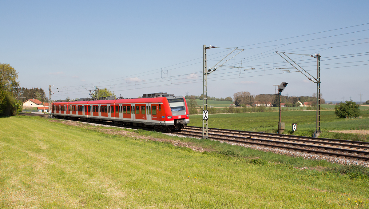 An Sonn- und Feiertagen, so auch am 05.05.16 fahren die S-Bahnen der Linie S2 Erding - Petershausen / Altomünster in Einfachtraktion.

423 861-4 als S2 nach Altomünster wurde so am Rande Markt Schwabens abgelichtet.