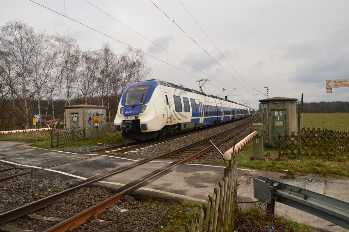 An der Spitze dieses RE7 ist der National Express 9442 869 auf dem Weg nach Krefeld Hbf, am Sonntag den 6.3.2016 ist er am Bü Broicherseite in Kaarst zu sehen.