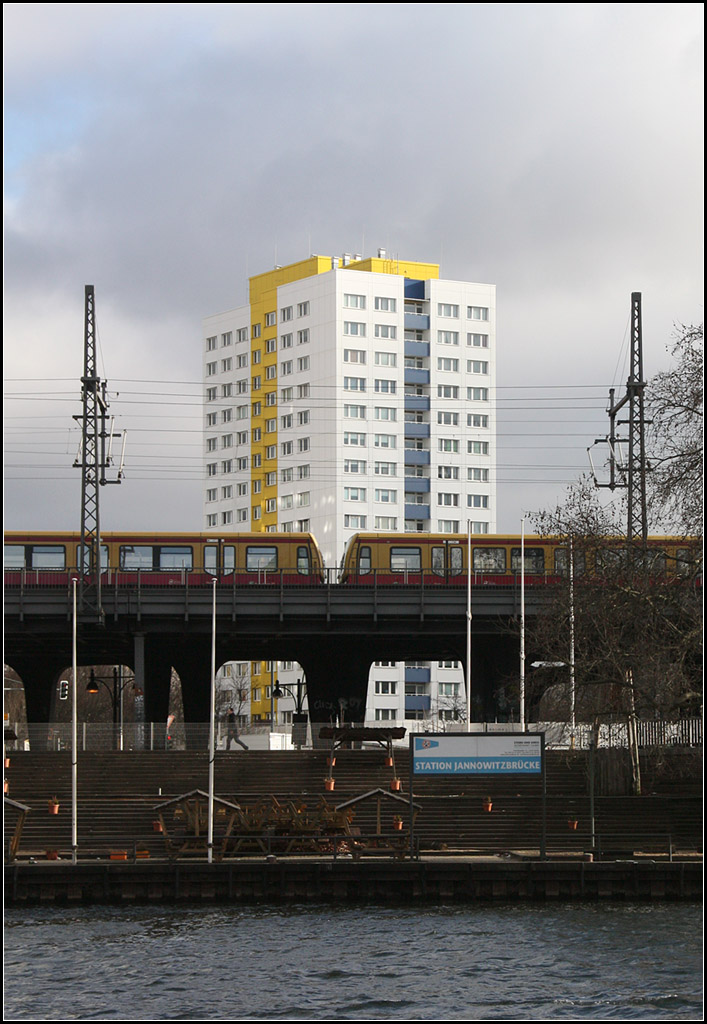 An der Spree -

Ein S-Bahnzug auf der Stadtbahn im Bereich der Anlegestelle und Bahnhof Jannowitzbrücke.

24.02.2016 (M)