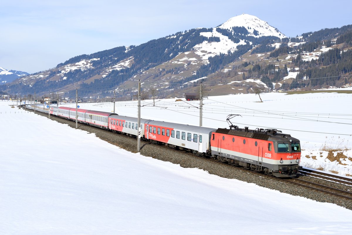 An Wochenenden wird IC 515 von Innsbruck nach Graz planmäßig um zwei Wagen verstärkt. Am 27. Februar 2016 waren dies zwei Bmpz-I 21-73, besser bekannt als CityShuttle Wagen. Zuglok war 1144.112. Sie wird den Zug über seinen gesamten Laufweg hinweg bespannen. Bei Brixen im Thale können die Fahrgäste noch einen Blick auf die Hohe Salve werfen, diesen Winter nur mäßig mit Schnee bedeckt...