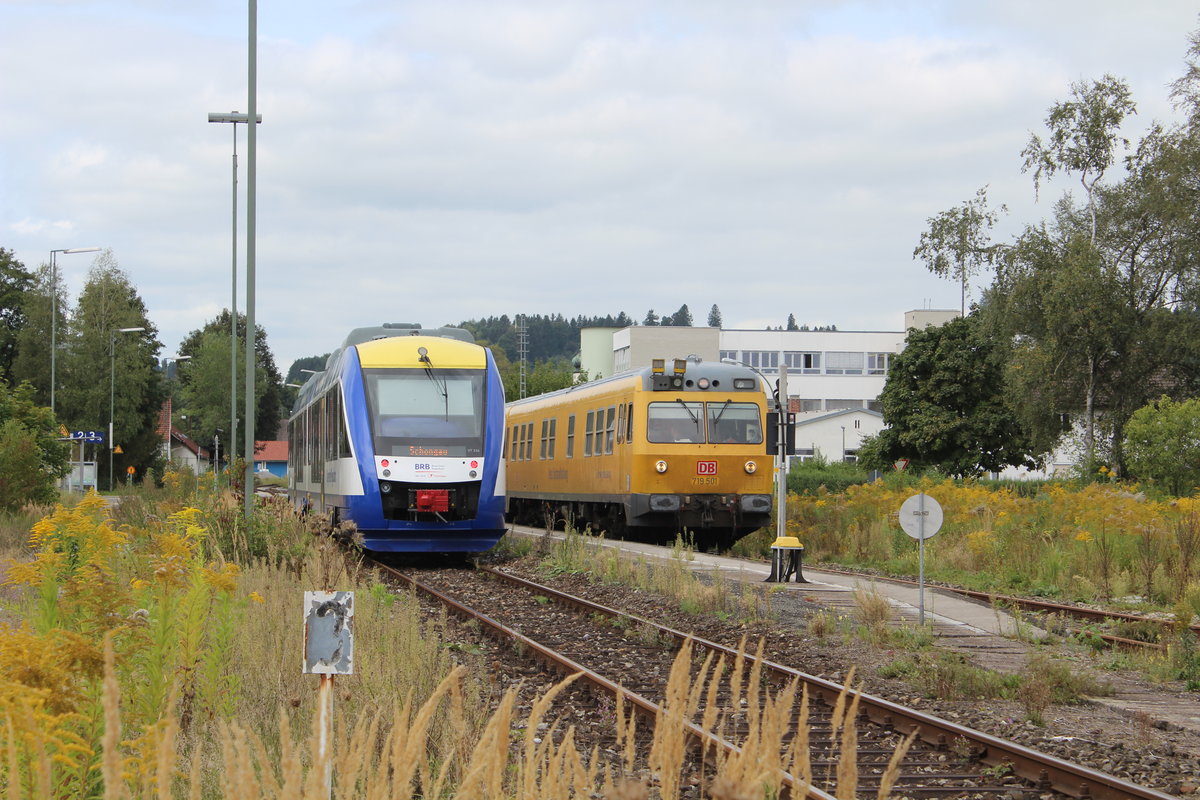 Andere Position nur wenige Minuten später.
Rechts auf Gleis3 der Messzug 719 001 und links auf 2 der LINT41 der BRB nach Schongau.
628 und lokbespannte Garnituren sind hier leider schon seit 2008 nicht mehr anzutreffen.
