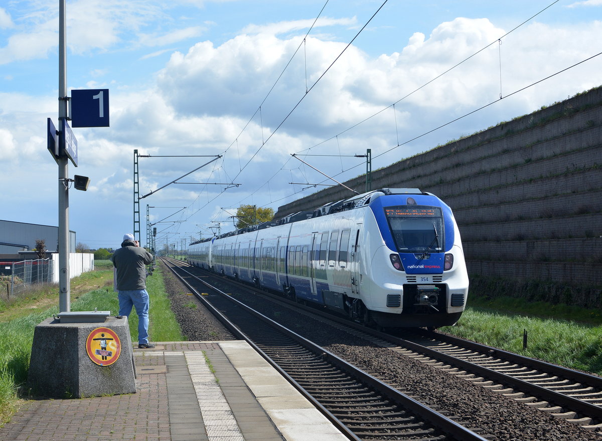 Andreas in Aktion. Während Andreas Strobel den RE7 nach Köln fotogrfiert nam ich Andi auch noch mit ins Bild. 

Allerheiligen 24.04.2016