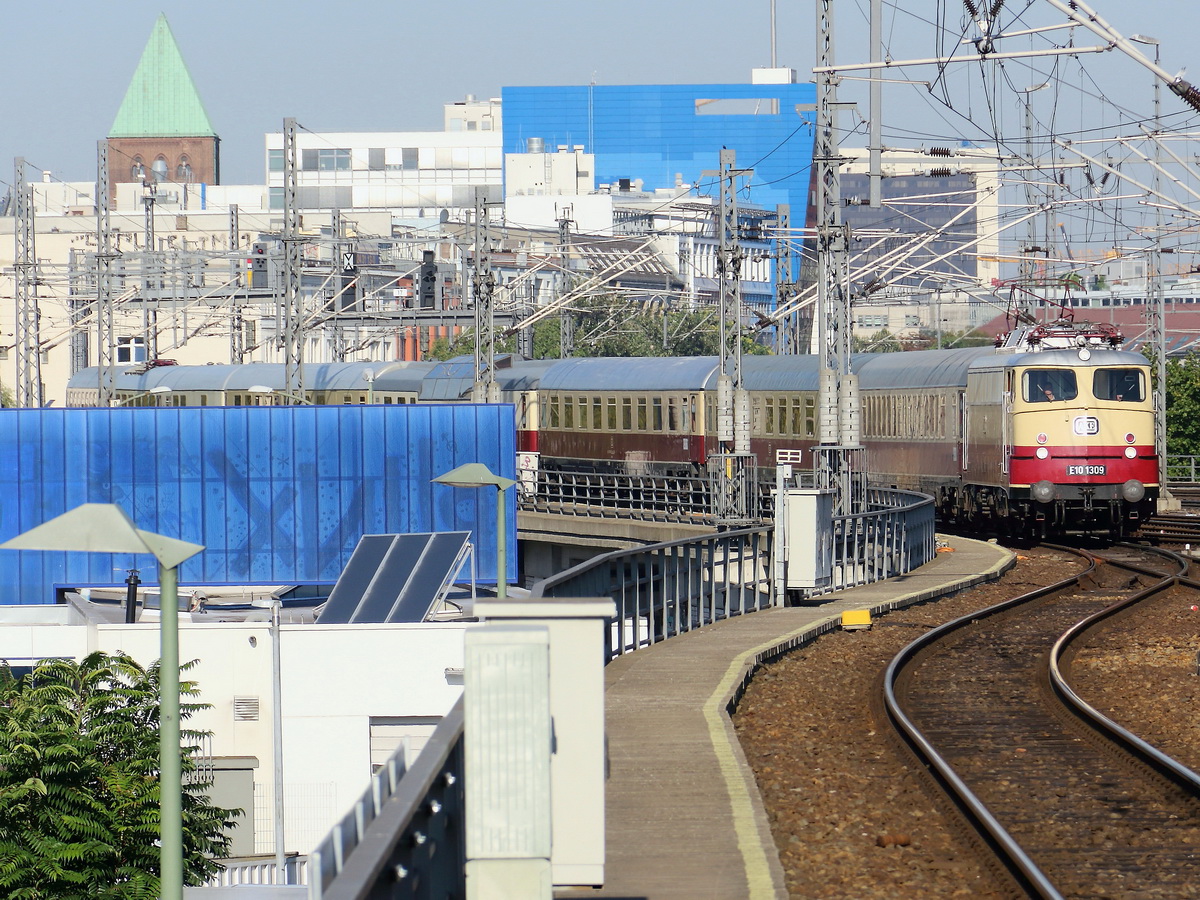 Anfahrt der AKE E 10 1309 zur Weiterfahrt nach Warnemünde am 30. August 2017 in den Ostbahnhof von Berlin. 