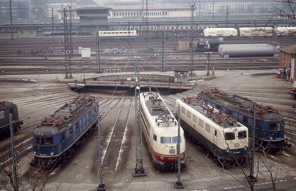 Anfang April 1979 treffen sich zwei Generationen Schnellzuglokomotiven im Bw Würzburg: links die 1937 in Dienst gestellte 118 029, daneben die 103 225, rechts eine weitere 118 und dazwischen die 141 366