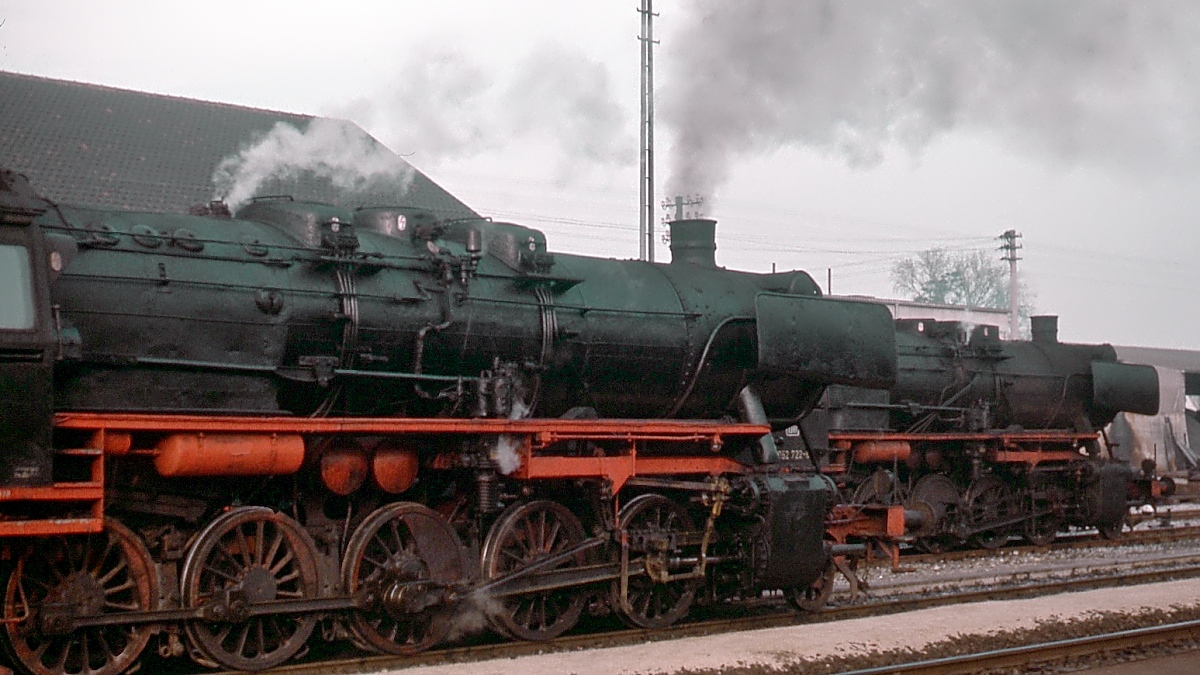 Anfang Dezember 1975 stehen 050 419-1 und 052 722-8 mit ihren Güterzügen nach Ulm abfahrbereit im Bahnhof Ehingen. Die Züge verließen den Bahnhof am Spätnachmittag etwa im Abstand von einer Stunde.