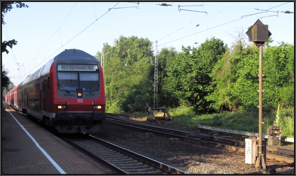 Anfang Juli 2015 enstand dieses Foto. Es zeigt den durchfahrenden Wupper Express (RE4) am frühen Morgen im Streiflicht am Bahnhof von Kohlscheid an der Kbs 485 Aachen-Hagen.