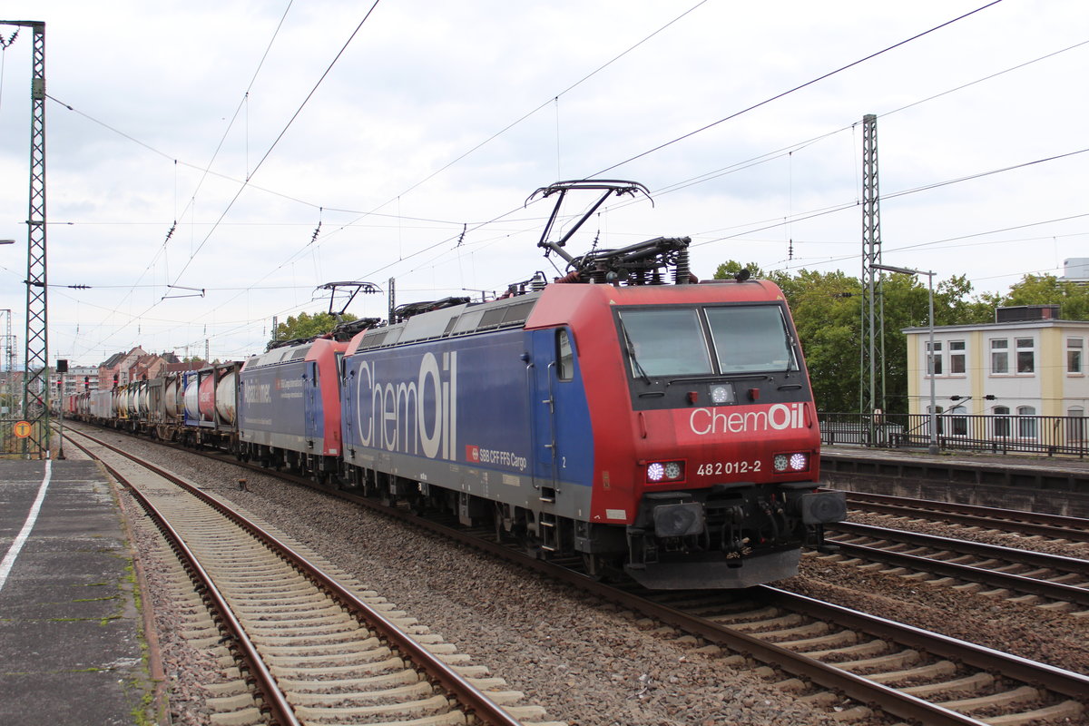 Angeführt von 482 012 erklimmt ein Chemiecontainerzug die Rampe zum oberen Teil vom Hauptbahnhof in Ludwigshafen. Aufnahmedatum: 04.10.2017