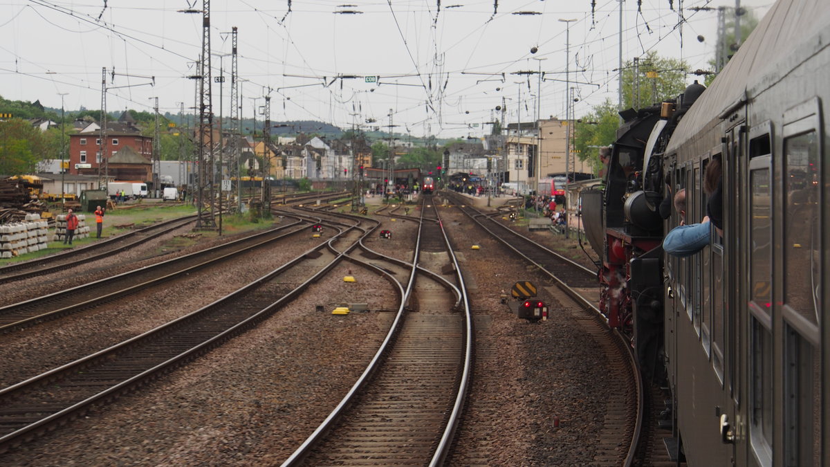 Der Hauptbahnhof Trier bei Nacht, hier fotographiert vom Bahnsteig 11