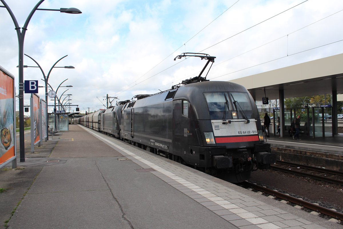 Angeführt von ES 64 U2-014 durchfährt ein langer Kohlezug den Hauptbahnhof Heidelberg in Richtung Heilbronn.