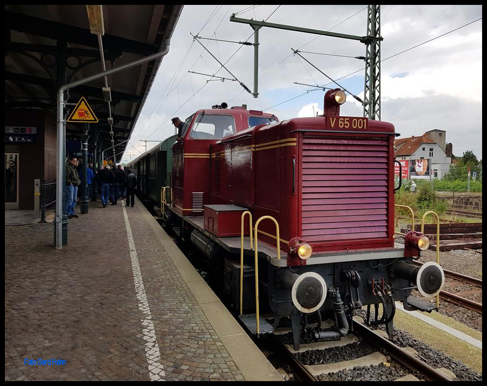 Ankunft der Osnabrücker Dampflok Freunde mit ihrem Sonderzug am 15.9.2017 in Detmold. Zuglok war die vereinseigenen V 65001.