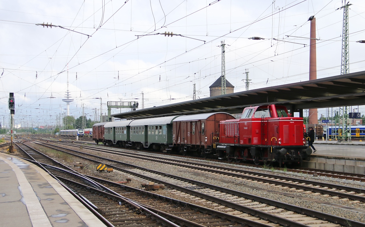 Ankunft der V65 02 mit einem Sonderzug in Bremen Hbf anlässlich des Tages der offenen Tür zum 100 jährigen Jubiläum im Betriebswerk Bremen-Sebaldsbrück am 14.06.2014.