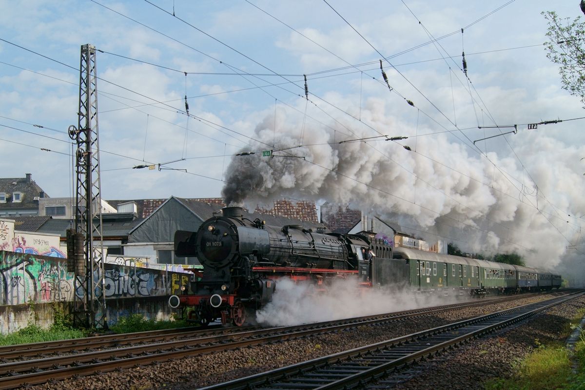 Anlässlich des Dampfspektakels 2018 wurden die Bahnstrecken um Trier mit historischen Zügen befahren. Am 29.4. ist DPE 61953 mit 01 1075 an der Spitze auf dem Weg von Trier Hbf. nach Saarbrücken und wird in Kürze den Bahnhof Trier Süd durchfahren.