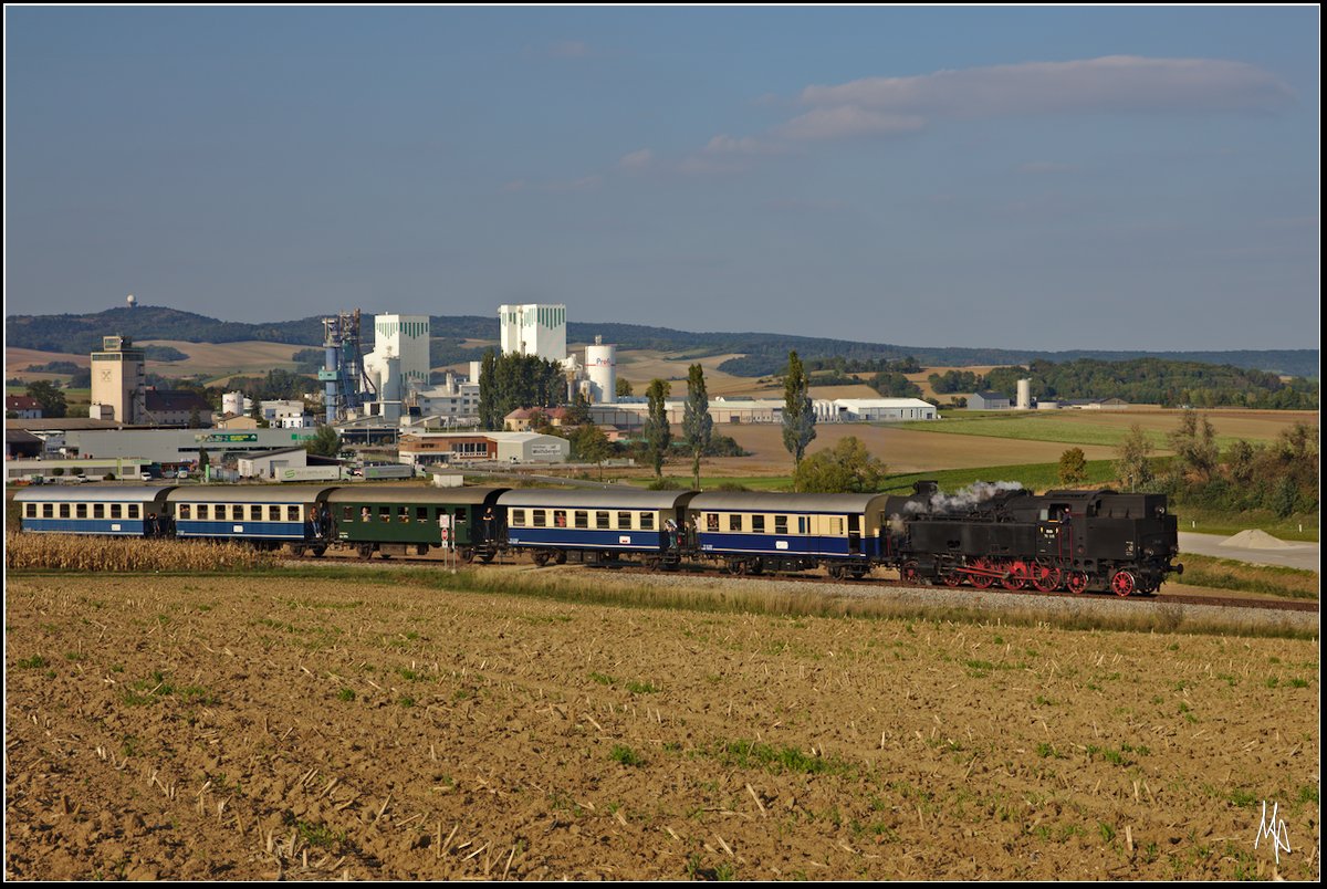 Anlässlich des Regionalbahntages auf der Landesbahnstrecke Korneuburg-Ernstbrunn, führte die ÖGEG 78 618 den Sonderzug. Als der Zug um 16:30 aus Ernstbrunn ausfährt, steht die Sonne bereits tief. Im Hintergrund ist das markante Kalkwerk bei Ernstbrunn zu sehen. (16.09.2018)