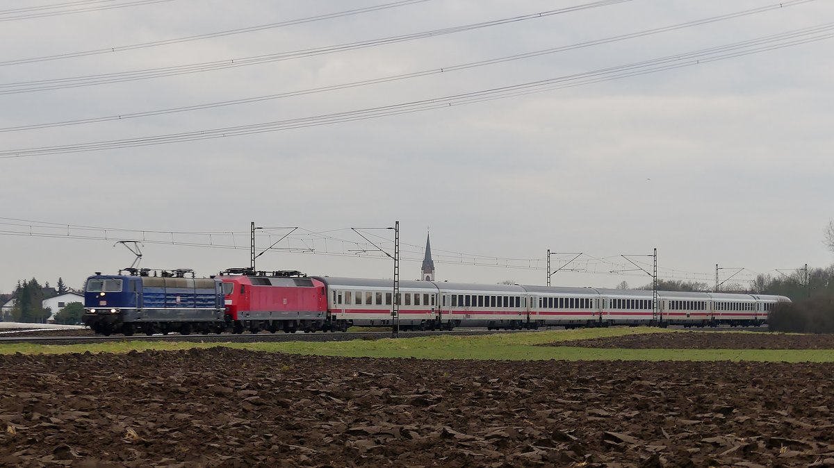 Anlässlich der letzten Einsatzfahrt von 181 201 wurde diese vor einen IC Karlsruhe - Frankfurt gehangen. Jener Zug ist hier auf der Riedbahn zwischen Riedstadt-Wolfskehlen und Groß-Gerau Dornheim zu sehen. Aufgenommen am 14.3.2018 7:41