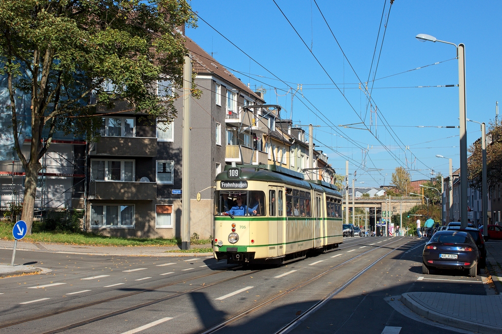 Anlässlich der (Wieder-)eröffnung eines Teilstücks der Linie 109 fuhren neben zwei NF 2 auch 5 historische Fahrzeuge. Eines davon war die  Schüttelrutsche  GT4 Nr. 705 im Stadtteil Holsterhausen