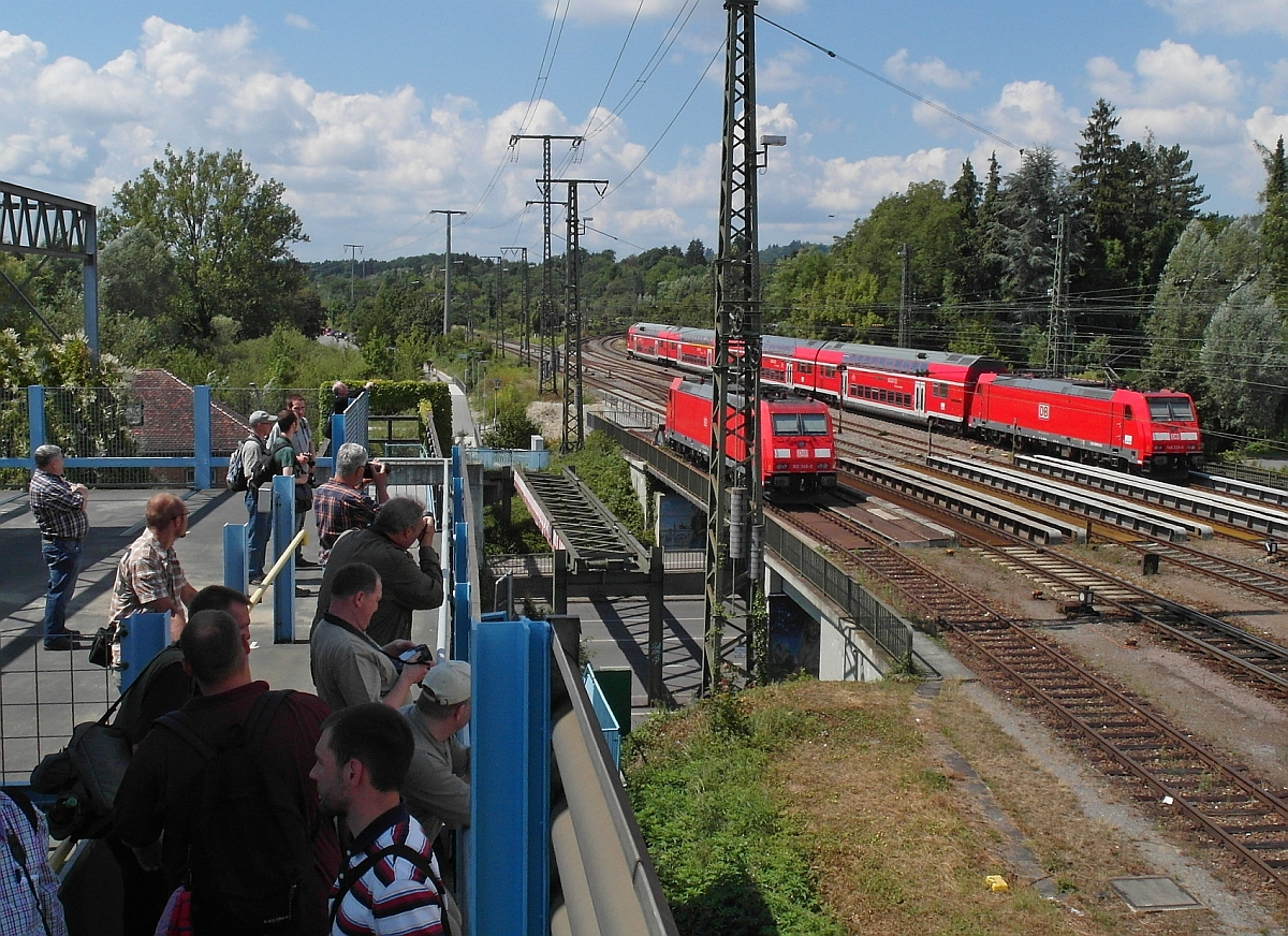 Annähernd wie in der ersten Reihe stehen die Teilnehmer des Bahnbilder-Treffens auf den unterschiedlichen Decks des Parkhauses in Singen. Im Hintergrund fährt die in Konstanz gestartete Schwarzwaldbahn nach Karlsruhe (02.08.2015).